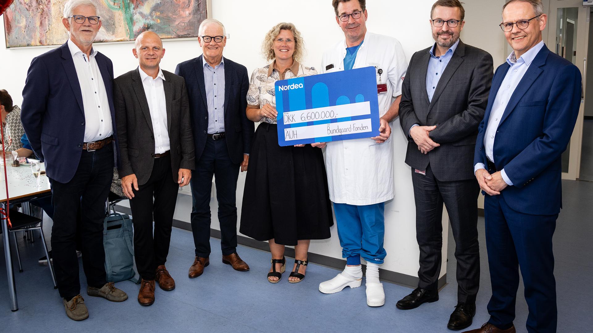 La fondation Bundgaard, propriétaire du fabricant de grues HMF, fait don de 6,6 millions de DKK en équipements cardiologiques. La fondation Bundgaard, propriétaire du fabricant de grues HMF, fait don de 6,6 millions de DKK en équipements cardiologiques.